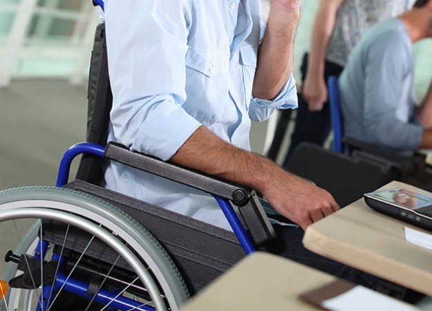 Wózek inwalidzki w sklepie medycznym