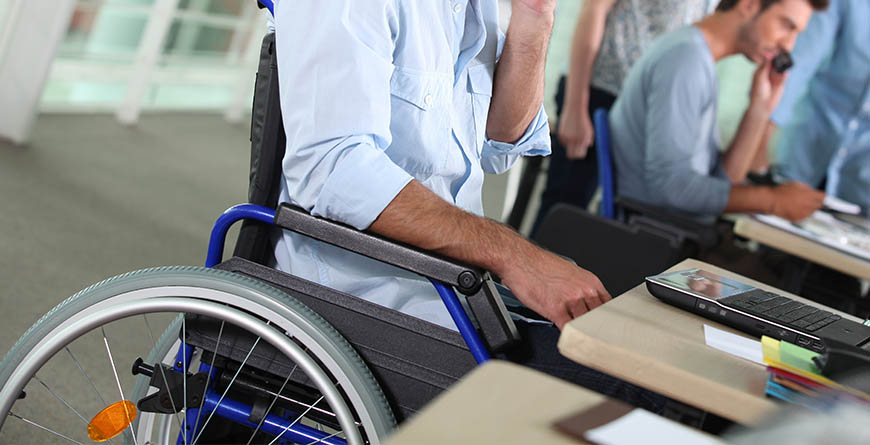 Wózek inwalidzki w sklepie medycznym